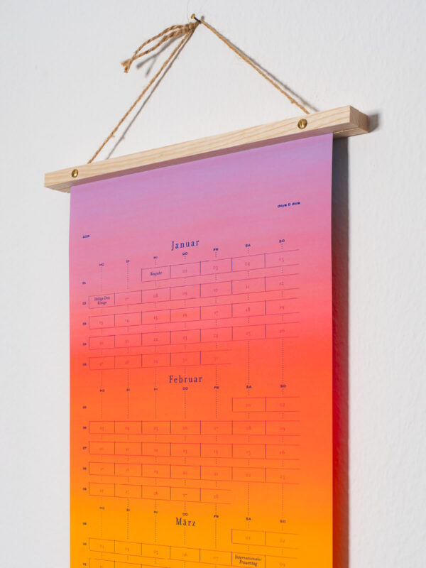 New Sunrise (Special Edition) von days & dots Kalender Detailansicht mit Holzleiste und Aufhängung