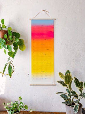 New Sunrise (Special Edition) von days & dots Kalender an einer weißen Wand hängend mit Pflanzen