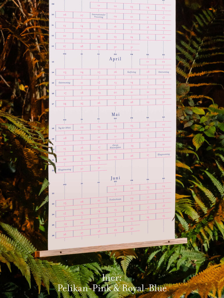 Detail eines Pelikan-Pink & Royal Blue Siebdruck-Wandkalenders das Farben und Papierhaptik erkennen lässt